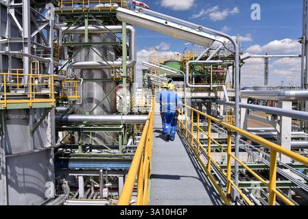 Gruppe von Arbeitnehmern Berufsausrüstung in einer Erdölraffinerie - moderne Gebäude und Industrieanlagen für die Brennstoff- und Gasproduktion - Close Stockfoto