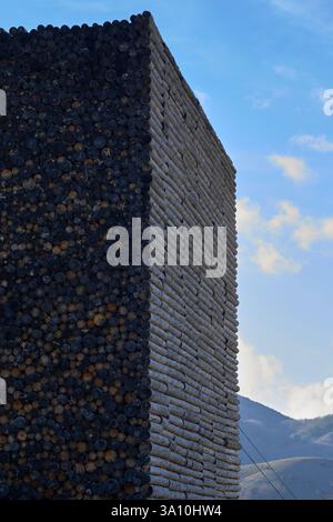 Detaillierte Außenansicht von Catasta Pollino, einem zeitgenössischen Holzgebäude und Besucherzentrum in Campotenese, Pollino Nationalpark, Kalabrien, Italien Stockfoto