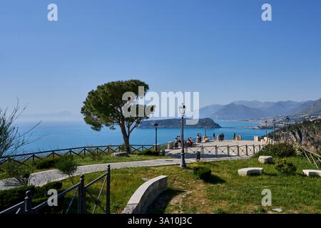 Blick von einer gepflasterten Terrasse mit Kiefern und Blick auf das Meer und die Insel Dino in San Nicola Arcella, Kalabrien, Italien. Stockfoto