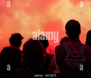 Silhouetten von Menschen, die vor einem großen zeremoniellen Lagerfeuer während der Guy Fawkes Night Feiern in London, Greater London, England, Großbritannien stehen Stockfoto