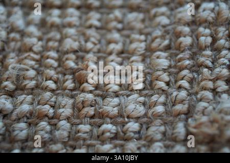 Makrodetail eines handgewebten Naturfasertextils, das traditionelle Handwerkskunst aus Kalabrien, Italien, zeigt. Stockfoto