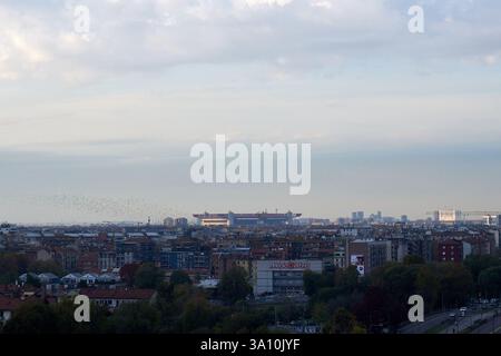 Großer Blick aus der Luft auf die Skyline der Stadt Mailand mit den Wolkenkratzern Porta Nuova und CityLife bei Sonnenuntergang, Mailand, Lombardei, Italien. Stockfoto