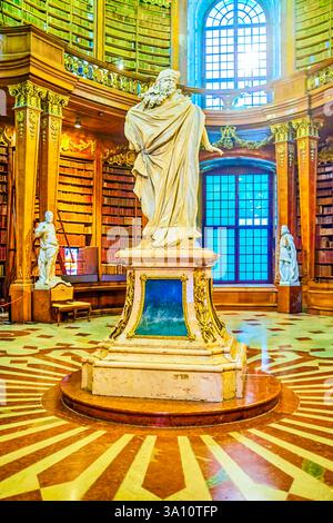 Wien, Österreich - 2. MÄRZ 2019: Der Marmor Skulptur von Kaiser Karl VI. in typisch römische Kleidung in der Halle der Nationalen Libratry, Mar Stockfoto