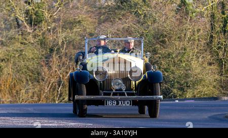 Stony Stratford, UK - 2. März 2025: 1931 gelber Rolls Royce Oldtimer, der auf einer britischen Straße fährt Stockfoto