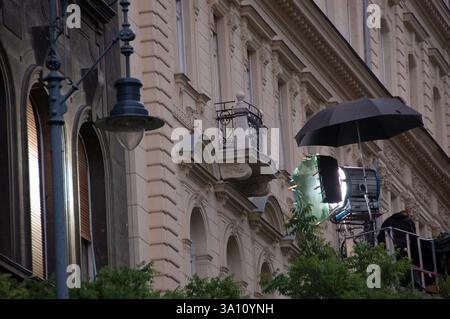 Filmcrew, die Beleuchtung auf erhöhten Plattformen für die Hard 5 (A Good Day to die Hard) in Budapest, Ungarn, aufstellte. Historisches Gebäude im Hintergrund Stockfoto