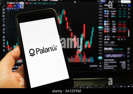 Symbolbild: Palantir-Logo auf Smartphone-Bildschirm Symbolbild erstellt am 24.02.2025: Das Palantir-Logo auf einem Smartphone-Bildschirm. *** Symbolisches Bild, erstellt am 24. Februar 2025: Das Palantir-Logo auf einem Smartphone-Bildschirm. Düsseldorf NRW Deutschland Copyright: XPieroxNigrox Stockfoto