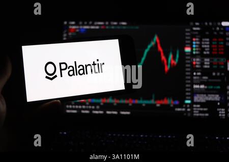 Symbolbild: Palantir-Logo auf Smartphone-Bildschirm Symbolbild erstellt am 24.02.2025: Das Palantir-Logo auf einem Smartphone-Bildschirm. *** Symbolisches Bild, erstellt am 24. Februar 2025: Das Palantir-Logo auf einem Smartphone-Bildschirm. Düsseldorf NRW Deutschland Copyright: XPieroxNigrox Stockfoto
