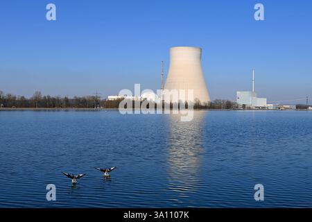 Das stillgelegte,abgeschaltetet Kernkraftwerk Isar 2,Abkuerzung KKI, auch Kernkraftwerk Isar / Ohu liegt in Niederbayern, 14 km flussabwaerts von Landshut auf dem Gebiet des Markts Essenbach.Kuehlturm. *** Das stillgelegte, stillgelegte Kernkraftwerk Isar 2, kurz KKI, auch Kernkraftwerk Isar Ohu genannt, befindet sich in Niederbayern, 14 km stromabwärts von Landbach auf dem Essenturm. Stockfoto