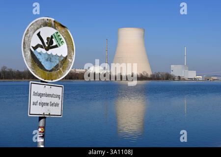 Das stillgelegte,abgeschaltetet Kernkraftwerk Isar 2,Abkuerzung KKI, auch Kernkraftwerk Isar / Ohu liegt in Niederbayern, 14 km flussabwaerts von Landshut auf dem Gebiet des Markts Essenbach.Kuehlturm. *** Das stillgelegte, stillgelegte Kernkraftwerk Isar 2, kurz KKI, auch Kernkraftwerk Isar Ohu genannt, befindet sich in Niederbayern, 14 km stromabwärts von Landbach auf dem Essenturm. Stockfoto