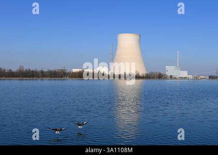 Das stillgelegte,abgeschaltetet Kernkraftwerk Isar 2,Abkuerzung KKI, auch Kernkraftwerk Isar / Ohu liegt in Niederbayern, 14 km flussabwaerts von Landshut auf dem Gebiet des Markts Essenbach.Kuehlturm. *** Das stillgelegte, stillgelegte Kernkraftwerk Isar 2, kurz KKI, auch Kernkraftwerk Isar Ohu genannt, befindet sich in Niederbayern, 14 km stromabwärts von Landbach auf dem Essenturm. Stockfoto