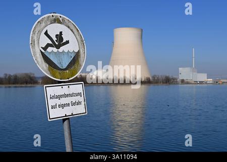 Das stillgelegte,abgeschaltetet Kernkraftwerk Isar 2,Abkuerzung KKI, auch Kernkraftwerk Isar / Ohu liegt in Niederbayern, 14 km flussabwaerts von Landshut auf dem Gebiet des Markts Essenbach.Kuehlturm. *** Das stillgelegte, stillgelegte Kernkraftwerk Isar 2, kurz KKI, auch Kernkraftwerk Isar Ohu genannt, befindet sich in Niederbayern, 14 km stromabwärts von Landbach auf dem Essenturm. Stockfoto