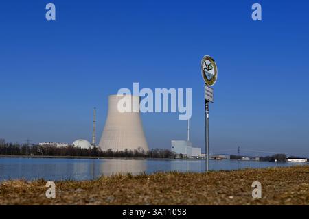 Das stillgelegte,abgeschaltetet Kernkraftwerk Isar 2,Abkuerzung KKI, auch Kernkraftwerk Isar / Ohu liegt in Niederbayern, 14 km flussabwaerts von Landshut auf dem Gebiet des Markts Essenbach.Kuehlturm. *** Das stillgelegte, stillgelegte Kernkraftwerk Isar 2, kurz KKI, auch Kernkraftwerk Isar Ohu genannt, befindet sich in Niederbayern, 14 km stromabwärts von Landbach auf dem Essenturm. Stockfoto