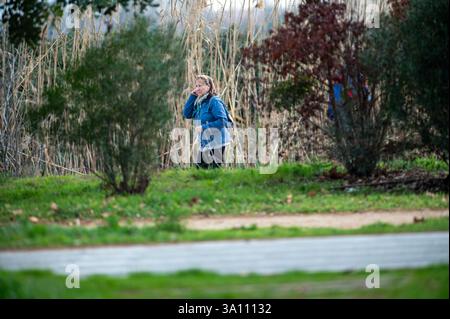 Barcelona, ​​Spain: 16. Februar 2025: Barcelona, ​​Spain: 16. Februar 2025: Ältere Frauen spazieren in der Nähe des Flughafens Barcelona El Prat (BCN) in Spanien im Jahr 202 Stockfoto