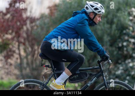 Barcelona, ​​Spain: 16. Februar 2025: Amateur-Radfahrer in der Nähe des Flughafens Barcelona El Prat (BCN) in Spanien im Jahr 2025. Stockfoto