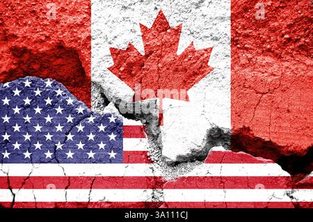 US-amerikanische und kanadische Flaggen auf zerrissenem Hintergrund. Konzept der diplomatischen Krise, Zölle und Handelskrieg zwischen den Vereinigten Staaten und Kanada Stockfoto
