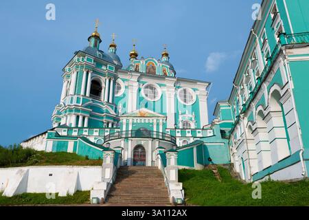 Orthodoxe Kathedrale der Himmelfahrt der Heiligen Jungfrau Maria (1677-1772) an einem sonnigen Julitag. Smolensk, Russland Stockfoto