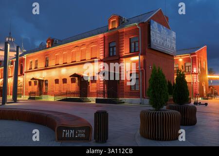 TULA, RUSSLAND - 14. JULI 2024: Gebäude der Tula-Zweigstelle des historischen Hauptmuseums in der Julinacht Stockfoto