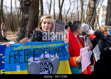 Demonstranten versammeln sich, um US-Präsident Trump zu drängen, ukrainische Zivilisten und Militärgefangene vor der amerikanischen Botschaft in Kiew, Ukraine, zu befreien. Stockfoto