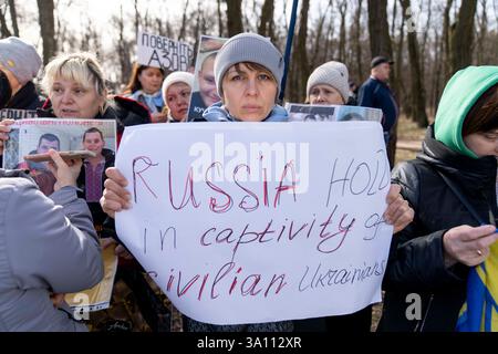 Demonstranten versammeln sich, um US-Präsident Trump zu drängen, ukrainische Zivilisten und Militärgefangene vor der amerikanischen Botschaft in Kiew, Ukraine, zu befreien. Stockfoto
