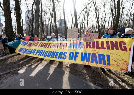 Demonstranten versammeln sich, um US-Präsident Trump zu drängen, ukrainische Zivilisten und Militärgefangene vor der amerikanischen Botschaft in Kiew, Ukraine, zu befreien. Stockfoto
