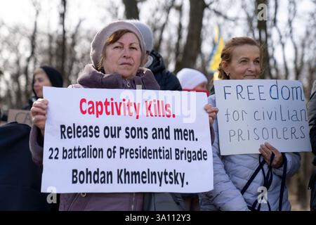 Demonstranten versammeln sich, um US-Präsident Trump zu drängen, ukrainische Zivilisten und Militärgefangene vor der amerikanischen Botschaft in Kiew, Ukraine, zu befreien. Stockfoto