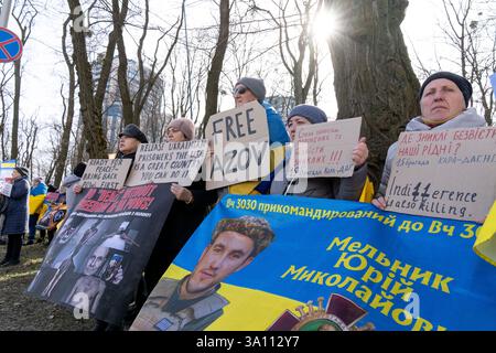 Demonstranten versammeln sich, um US-Präsident Trump zu drängen, ukrainische Zivilisten und Militärgefangene vor der amerikanischen Botschaft in Kiew, Ukraine, zu befreien. Stockfoto