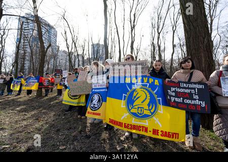 Demonstranten versammeln sich, um US-Präsident Trump zu drängen, ukrainische Zivilisten und Militärgefangene vor der amerikanischen Botschaft in Kiew, Ukraine, zu befreien. Stockfoto