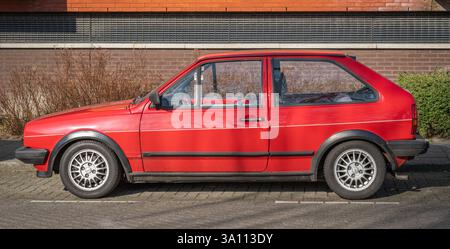 Rotterdam, Niederlande, 02.03.2025, Classic Volkswagen Polo Coupe von 1990 in roter Farbe Stockfoto