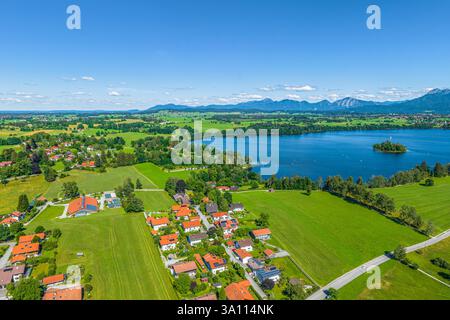 Sonniger Sommertag im oberbayerischen Alpenvorland bei Uffing am Staffelsee Stockfoto