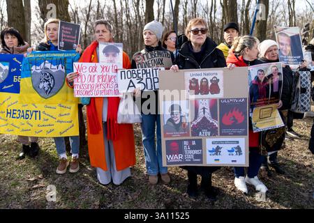 Kiew, Kiew-Stadt, Ukraine. März 2025. Demonstranten versammeln sich, um US-Präsident Trump zu drängen, ukrainische Zivilisten und Militärgefangene vor der amerikanischen Botschaft in Kiew, Ukraine, zu befreien. (Kreditbild: © Andreas Stroh/ZUMA Press Wire) NUR REDAKTIONELLE VERWENDUNG! Nicht für kommerzielle ZWECKE! Stockfoto