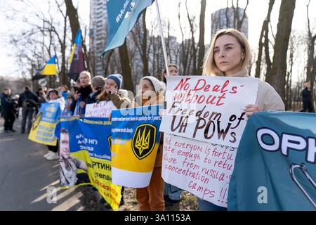 Kiew, Kiew-Stadt, Ukraine. März 2025. Demonstranten versammeln sich, um US-Präsident Trump zu drängen, ukrainische Zivilisten und Militärgefangene vor der amerikanischen Botschaft in Kiew, Ukraine, zu befreien. (Kreditbild: © Andreas Stroh/ZUMA Press Wire) NUR REDAKTIONELLE VERWENDUNG! Nicht für kommerzielle ZWECKE! Stockfoto