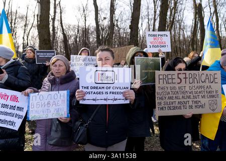 Kiew, Kiew-Stadt, Ukraine. März 2025. Demonstranten versammeln sich, um US-Präsident Trump zu drängen, ukrainische Zivilisten und Militärgefangene vor der amerikanischen Botschaft in Kiew, Ukraine, zu befreien. (Kreditbild: © Andreas Stroh/ZUMA Press Wire) NUR REDAKTIONELLE VERWENDUNG! Nicht für kommerzielle ZWECKE! Stockfoto
