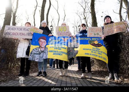 Kiew, Kiew-Stadt, Ukraine. März 2025. Demonstranten versammeln sich, um US-Präsident Trump zu drängen, ukrainische Zivilisten und Militärgefangene vor der amerikanischen Botschaft in Kiew, Ukraine, zu befreien. (Kreditbild: © Andreas Stroh/ZUMA Press Wire) NUR REDAKTIONELLE VERWENDUNG! Nicht für kommerzielle ZWECKE! Stockfoto