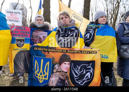 Kiew, Kiew-Stadt, Ukraine. März 2025. Demonstranten versammeln sich, um US-Präsident Trump zu drängen, ukrainische Zivilisten und Militärgefangene vor der amerikanischen Botschaft in Kiew, Ukraine, zu befreien. (Kreditbild: © Andreas Stroh/ZUMA Press Wire) NUR REDAKTIONELLE VERWENDUNG! Nicht für kommerzielle ZWECKE! Stockfoto
