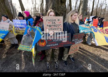 Kiew, Kiew-Stadt, Ukraine. März 2025. Demonstranten versammeln sich, um US-Präsident Trump zu drängen, ukrainische Zivilisten und Militärgefangene vor der amerikanischen Botschaft in Kiew, Ukraine, zu befreien. (Kreditbild: © Andreas Stroh/ZUMA Press Wire) NUR REDAKTIONELLE VERWENDUNG! Nicht für kommerzielle ZWECKE! Stockfoto