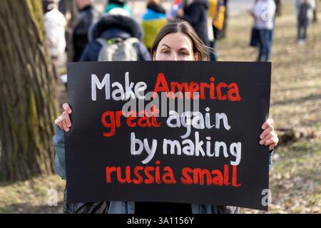 Kiew, Kiew-Stadt, Ukraine. März 2025. Demonstranten versammeln sich, um US-Präsident Trump zu drängen, ukrainische Zivilisten und Militärgefangene vor der amerikanischen Botschaft in Kiew, Ukraine, zu befreien. (Kreditbild: © Andreas Stroh/ZUMA Press Wire) NUR REDAKTIONELLE VERWENDUNG! Nicht für kommerzielle ZWECKE! Stockfoto