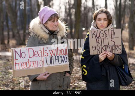 Kiew, Kiew-Stadt, Ukraine. März 2025. Demonstranten versammeln sich, um US-Präsident Trump zu drängen, ukrainische Zivilisten und Militärgefangene vor der amerikanischen Botschaft in Kiew, Ukraine, zu befreien. (Kreditbild: © Andreas Stroh/ZUMA Press Wire) NUR REDAKTIONELLE VERWENDUNG! Nicht für kommerzielle ZWECKE! Stockfoto