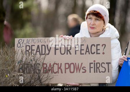 Kiew, Kiew-Stadt, Ukraine. März 2025. Demonstranten versammeln sich, um US-Präsident Trump zu drängen, ukrainische Zivilisten und Militärgefangene vor der amerikanischen Botschaft in Kiew, Ukraine, zu befreien. (Kreditbild: © Andreas Stroh/ZUMA Press Wire) NUR REDAKTIONELLE VERWENDUNG! Nicht für kommerzielle ZWECKE! Stockfoto