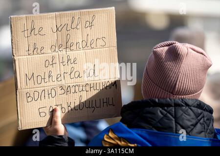 Kiew, Kiew-Stadt, Ukraine. März 2025. Demonstranten versammeln sich, um US-Präsident Trump zu drängen, ukrainische Zivilisten und Militärgefangene vor der amerikanischen Botschaft in Kiew, Ukraine, zu befreien. (Kreditbild: © Andreas Stroh/ZUMA Press Wire) NUR REDAKTIONELLE VERWENDUNG! Nicht für kommerzielle ZWECKE! Stockfoto