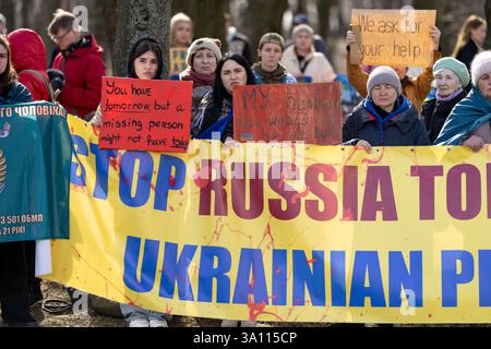 Kiew, Kiew-Stadt, Ukraine. März 2025. Demonstranten versammeln sich, um US-Präsident Trump zu drängen, ukrainische Zivilisten und Militärgefangene vor der amerikanischen Botschaft in Kiew, Ukraine, zu befreien. (Kreditbild: © Andreas Stroh/ZUMA Press Wire) NUR REDAKTIONELLE VERWENDUNG! Nicht für kommerzielle ZWECKE! Stockfoto