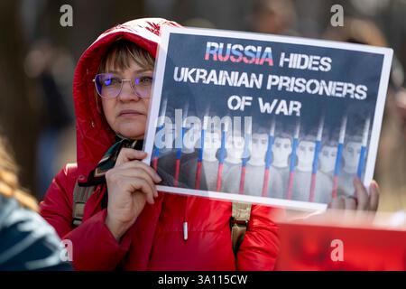 Kiew, Kiew-Stadt, Ukraine. März 2025. Demonstranten versammeln sich, um US-Präsident Trump zu drängen, ukrainische Zivilisten und Militärgefangene vor der amerikanischen Botschaft in Kiew, Ukraine, zu befreien. (Kreditbild: © Andreas Stroh/ZUMA Press Wire) NUR REDAKTIONELLE VERWENDUNG! Nicht für kommerzielle ZWECKE! Stockfoto