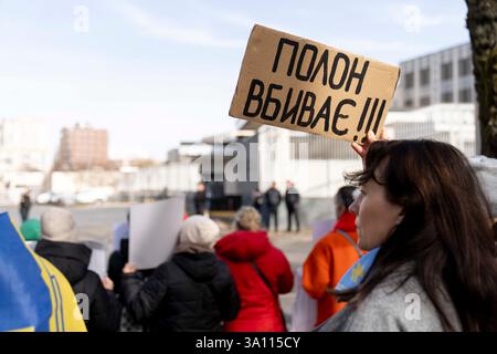 Kiew, Kiew-Stadt, Ukraine. März 2025. Demonstranten versammeln sich, um US-Präsident Trump zu drängen, ukrainische Zivilisten und Militärgefangene vor der amerikanischen Botschaft in Kiew, Ukraine, zu befreien. (Kreditbild: © Andreas Stroh/ZUMA Press Wire) NUR REDAKTIONELLE VERWENDUNG! Nicht für kommerzielle ZWECKE! Stockfoto