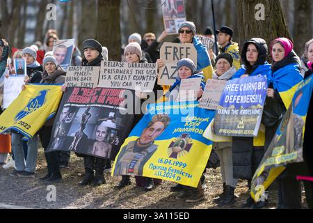 Kiew, Kiew-Stadt, Ukraine. März 2025. Demonstranten versammeln sich, um US-Präsident Trump zu drängen, ukrainische Zivilisten und Militärgefangene vor der amerikanischen Botschaft in Kiew, Ukraine, zu befreien. (Kreditbild: © Andreas Stroh/ZUMA Press Wire) NUR REDAKTIONELLE VERWENDUNG! Nicht für kommerzielle ZWECKE! Stockfoto