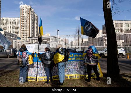Kiew, Kiew-Stadt, Ukraine. März 2025. Demonstranten versammeln sich, um US-Präsident Trump zu drängen, ukrainische Zivilisten und Militärgefangene vor der amerikanischen Botschaft in Kiew, Ukraine, zu befreien. (Kreditbild: © Andreas Stroh/ZUMA Press Wire) NUR REDAKTIONELLE VERWENDUNG! Nicht für kommerzielle ZWECKE! Stockfoto
