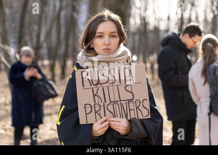 Kiew, Kiew-Stadt, Ukraine. März 2025. Demonstranten versammeln sich, um US-Präsident Trump zu drängen, ukrainische Zivilisten und Militärgefangene vor der amerikanischen Botschaft in Kiew, Ukraine, zu befreien. (Kreditbild: © Andreas Stroh/ZUMA Press Wire) NUR REDAKTIONELLE VERWENDUNG! Nicht für kommerzielle ZWECKE! Stockfoto