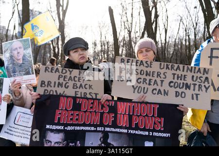 Kiew, Kiew-Stadt, Ukraine. März 2025. Demonstranten versammeln sich, um US-Präsident Trump zu drängen, ukrainische Zivilisten und Militärgefangene vor der amerikanischen Botschaft in Kiew, Ukraine, zu befreien. (Kreditbild: © Andreas Stroh/ZUMA Press Wire) NUR REDAKTIONELLE VERWENDUNG! Nicht für kommerzielle ZWECKE! Stockfoto