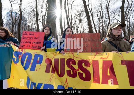 Kiew, Kiew-Stadt, Ukraine. März 2025. Demonstranten versammeln sich, um US-Präsident Trump zu drängen, ukrainische Zivilisten und Militärgefangene vor der amerikanischen Botschaft in Kiew, Ukraine, zu befreien. (Kreditbild: © Andreas Stroh/ZUMA Press Wire) NUR REDAKTIONELLE VERWENDUNG! Nicht für kommerzielle ZWECKE! Stockfoto
