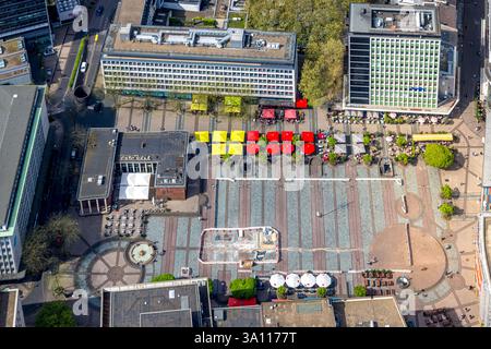 Luftansicht, Kennedyplatz mit Outdoor Catering bei sonnigem Wetter, rote, gelbe und graue Sonnenschirme, Stadtzentrum, Essen, Ruhrgebiet, Nordrhein-Westfalen Stockfoto