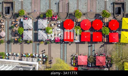 Luftaufnahme, Kennedyplatz mit Outdoor Catering bei sonnigem Wetter, rote, gelbe und graue Sonnenschirme, vertikale Aufnahme, Stadtzentrum, Essen, Ruhrgebiet, Nord R Stockfoto