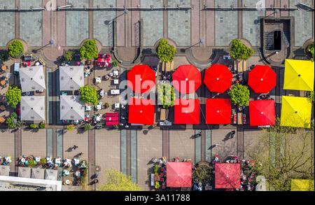 Luftaufnahme, Kennedyplatz mit Outdoor Catering bei sonnigem Wetter, rote, gelbe und graue Sonnenschirme, vertikale Aufnahme, Stadtzentrum, Essen, Ruhrgebiet, Nord R Stockfoto